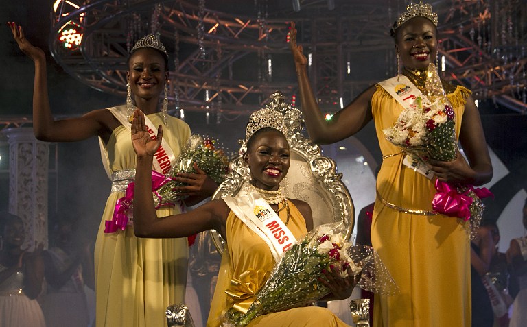 Leah Kalanguka (au centre), 23 ans, a été élue miss Ouganda.