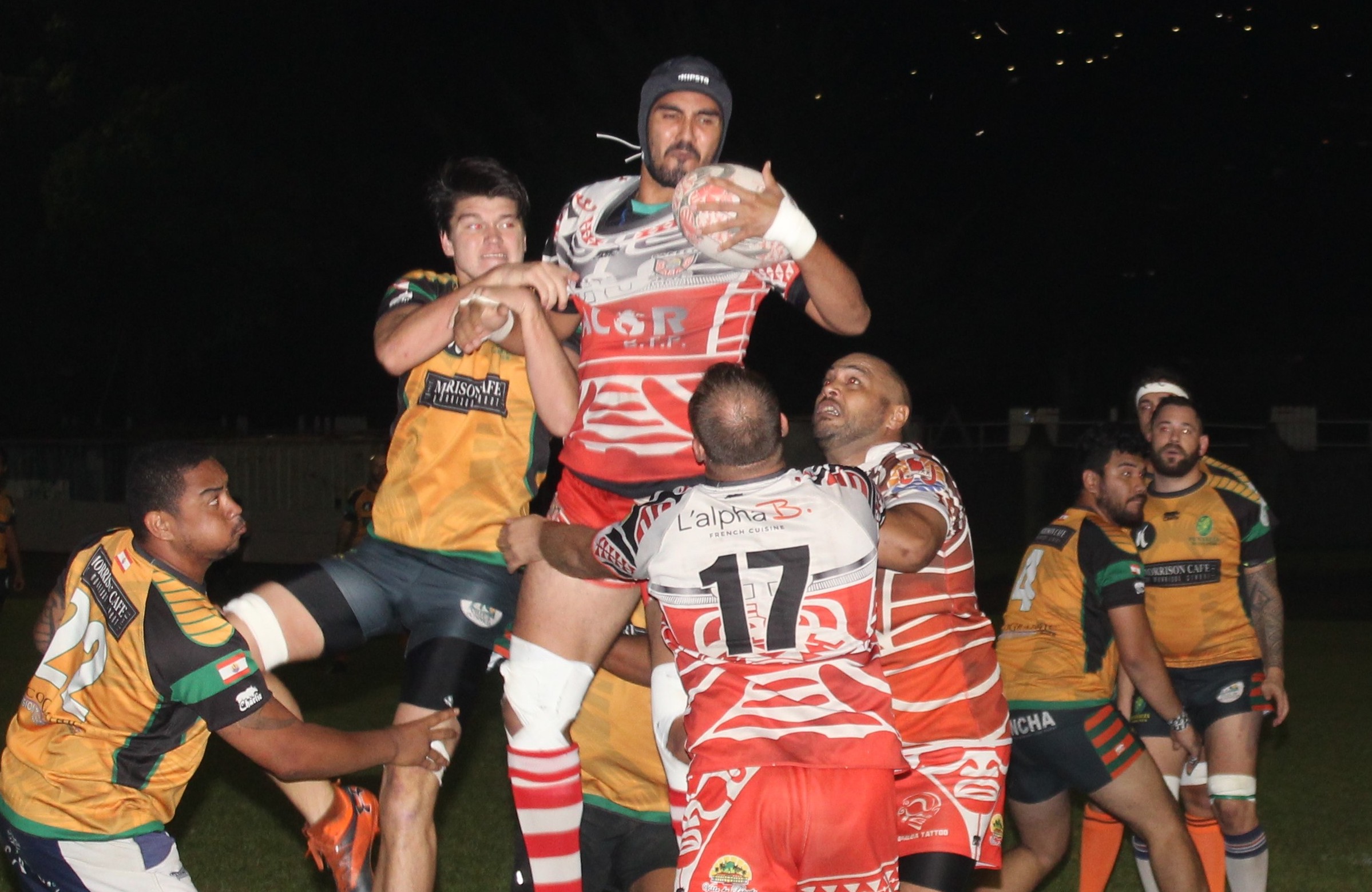 Roohianui Douyelle (ballon en main) et Papeete ont réalisé une grosse première mi-temps contre Punaauia et su préserver leur succès malgré le réveil de leurs adversaires en deuxième période.