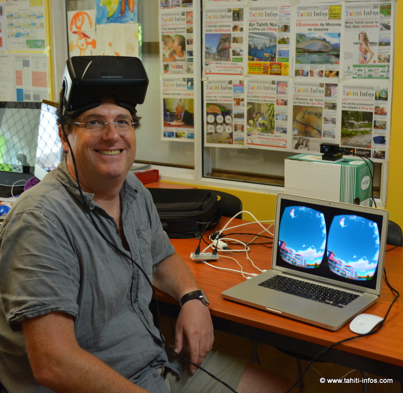 Alain Philippe, fondateur de 3D Carré, avec son Oculus