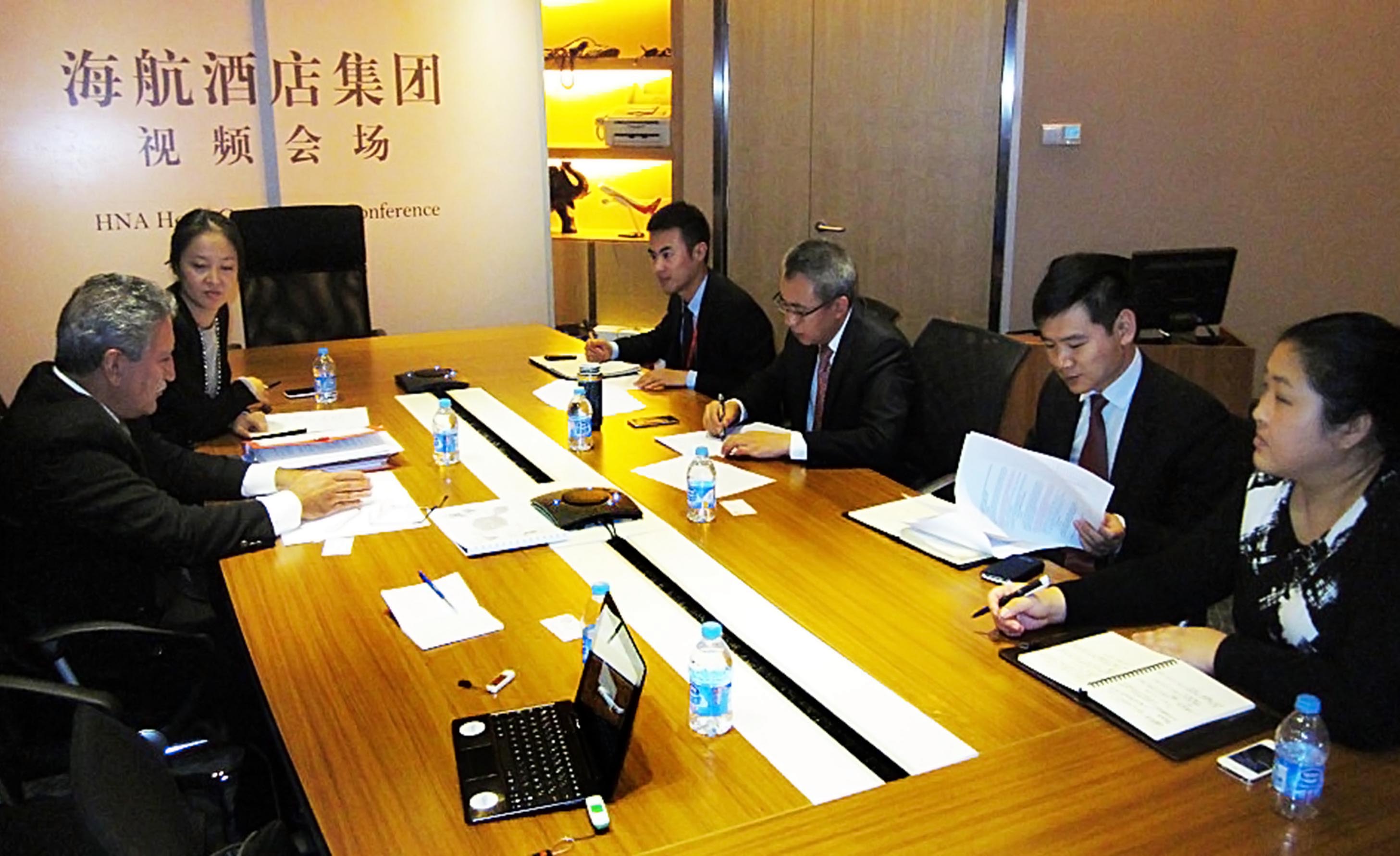 Pendant la réunion avec le Groupe Hainan