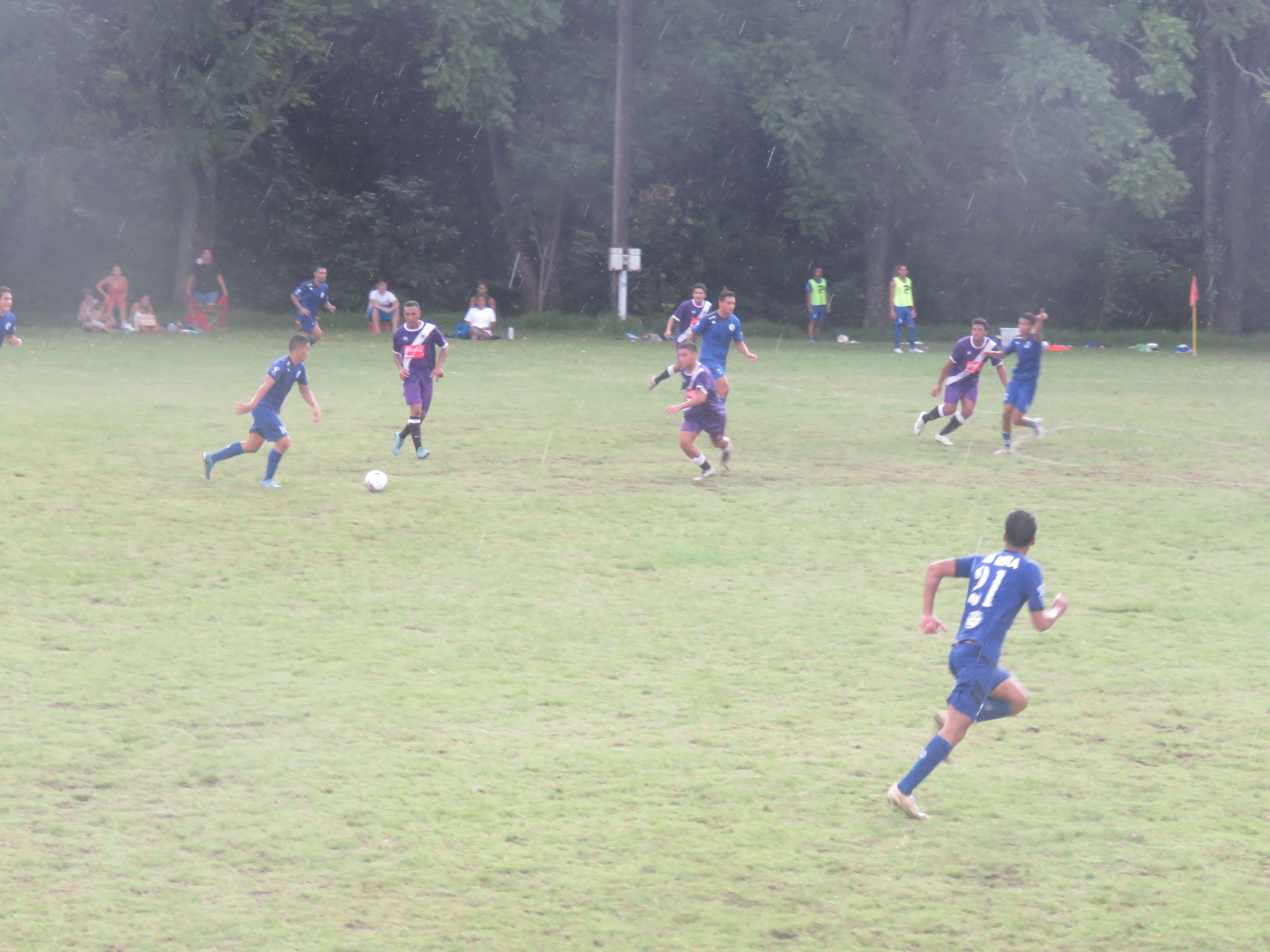 Grâce notamment à une bonne deuxième période, les joueurs de Mira (en bleu) ont pris le meilleur sur leurs rivaux de Tiare Hinano.