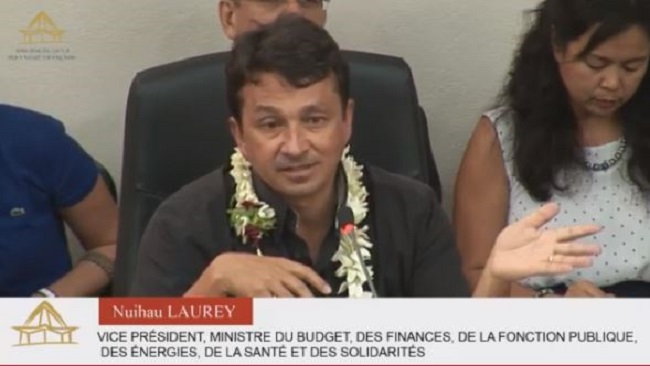 Le vice-président de la Polynésie à la tribune gouvernementale lors du débat sur les orientations budgétaires 2015.