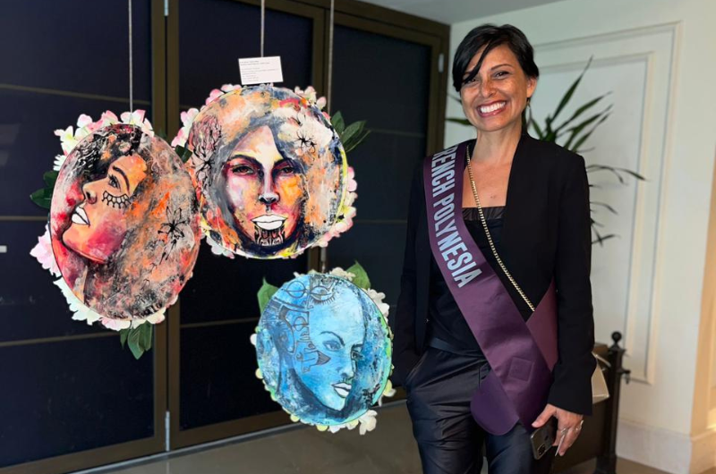 L'œuvre de Taina Calissi. "Un triptyque mobile double face qui intègre des miroirs pour que le spectateur interagisse avec l'œuvre et est en quelque sorte une partie de l'œuvre", explique-t-elle.