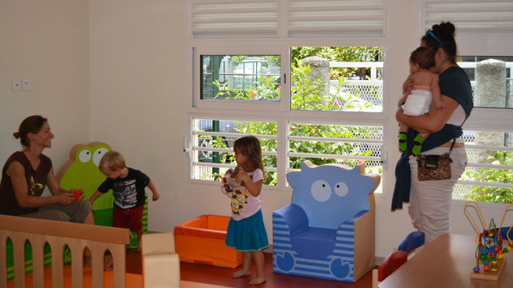 Parents et enfants se rencontrent dans un espace privilégié. Les tout petits apprennent à jouer ensemble, à partager.