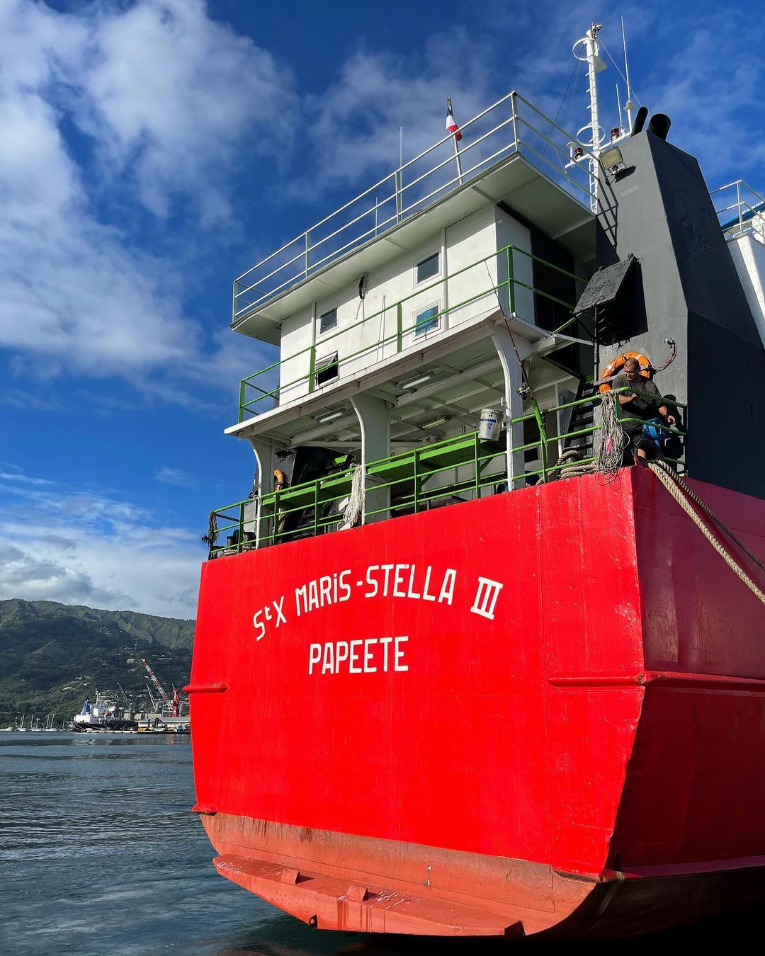 Le Saint Xavier Maris-Stella remorqué vers Papeete