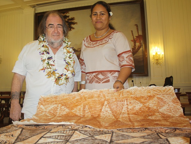 Michel Charleux, connu pour ses recherches à Eiao, aux Marquises, s'est lancé le défi avec Malia Gaveau, de la délégation du territoire de Wallis et Futuna, d’organiser le Festival du tapa, lien culturel d'Océanie.