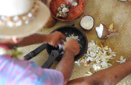 Certains disent que le mono'i traditionnel compte peut-être autant de recettes que l'on compte de familles polynésiennes !