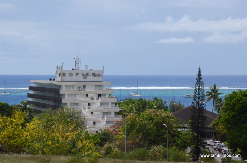 A Tahiti, le Sofitel Maeava Beach à Punaauia a été fermé en novembre 2012 et totalement détruit en août 2014. Pendant 45 ans, cet hôtel de 200 chambres a été le fleuron de l'activité touristique sur l'île de Tahiti.