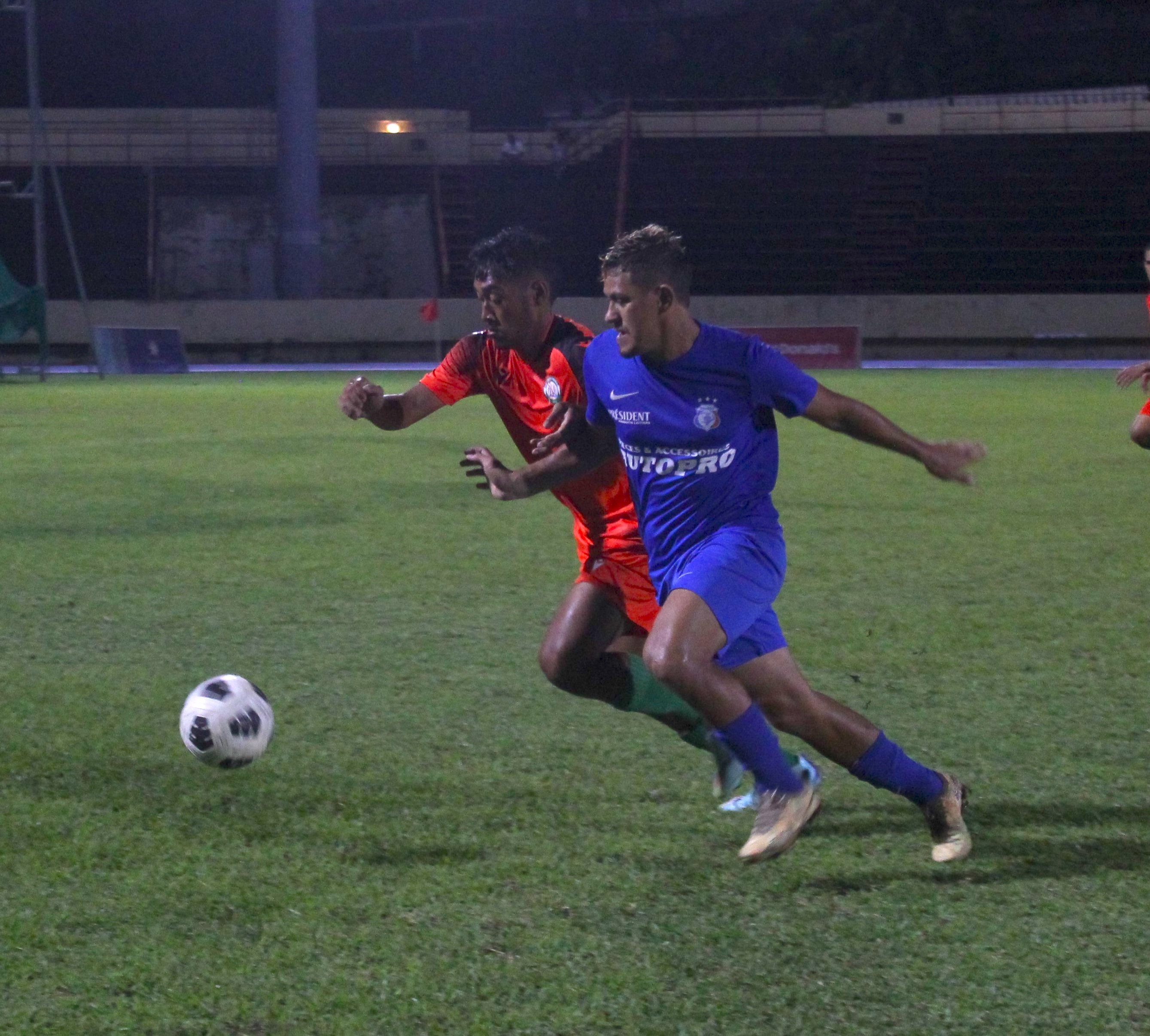 Malgré ses trois buts, Tevairoa Tehuritaua (en bleu) n’a pu empêcher son équipe de Dragon de concéder le nul (5-5) à Punaruu.