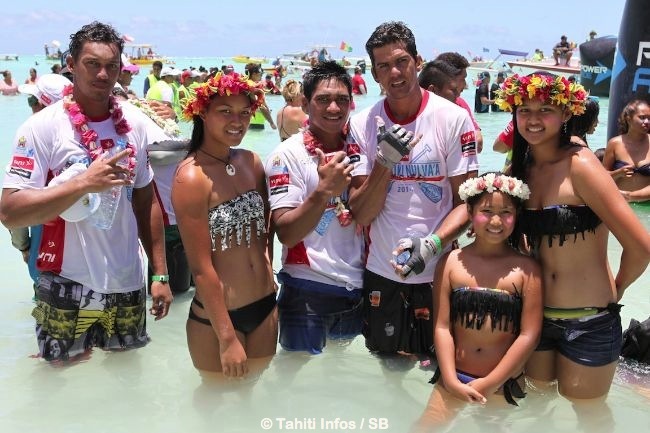 Manutea Owen et quelques rameurs de Matairea Hoe à l'arrivée à Matira