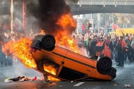 Belgique: les internautes "remboursent" une voiture brûlée pendant une manifestation