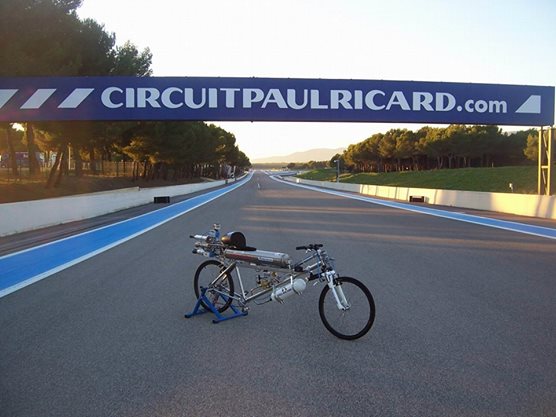 333km/h un Vélo-fusée qui roule plus vite qu’une Ferrari ! (Vidéo)