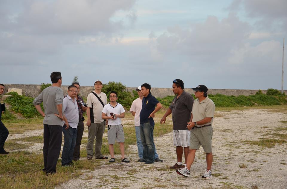Au centre de la photo en polo bleu marine,  le directeur chinois de la société locale, Huang Chao Yun surnommé M. Fisher. A sa droite le tavana de Hao, Théodore Tuahine.