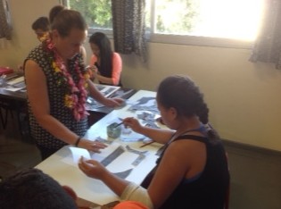 Des élèves du Collège-Lycée Pomare découvre le tapa avec l'artiste Dagmar Dyck