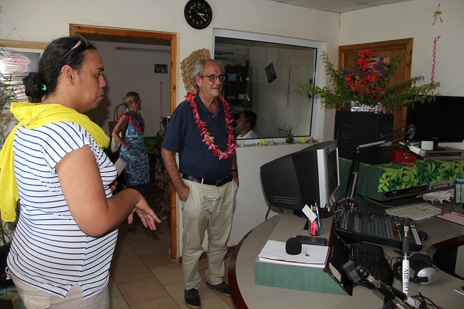 Patrice Gélinet dans les studios de Radio Marquises à Nuku Hiva.
