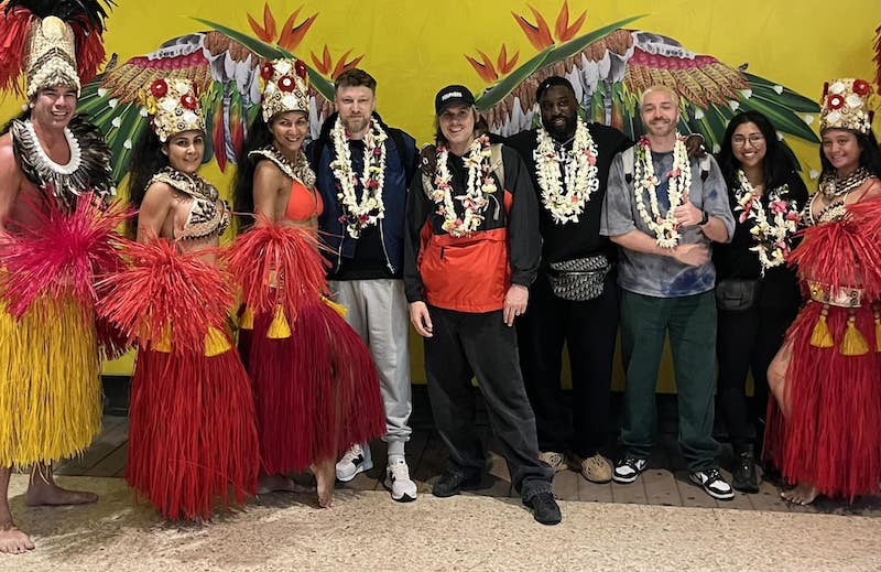 Premiers pas à Tahiti pour Orelsan, Ablaye et Skread.