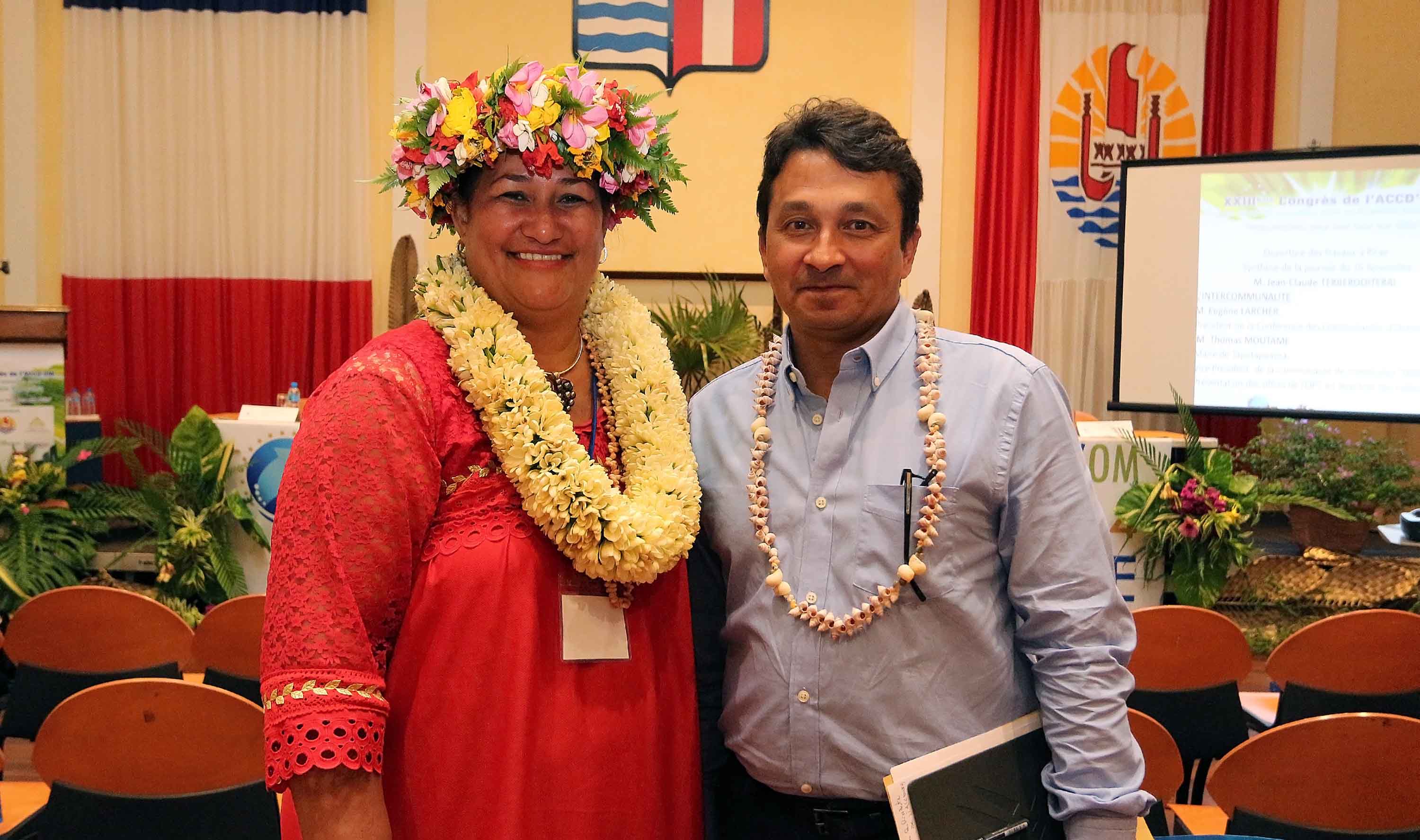 Sylviane Terooatea, présidente de l'Association des communes et collectivités d'outre-mer, aux côtés du vice-président Nuihau Laurey.