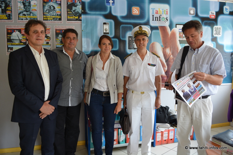 Eric Minardi (gérant de Fenua Communication), Alain Barbaroux (directeur du journal), Marie Baville (dircab du haut-commissaire), Lionel Beffre (haut-commissaire) et Emmanuel Sztejnberg-Martin (responsable communication au haussariat)