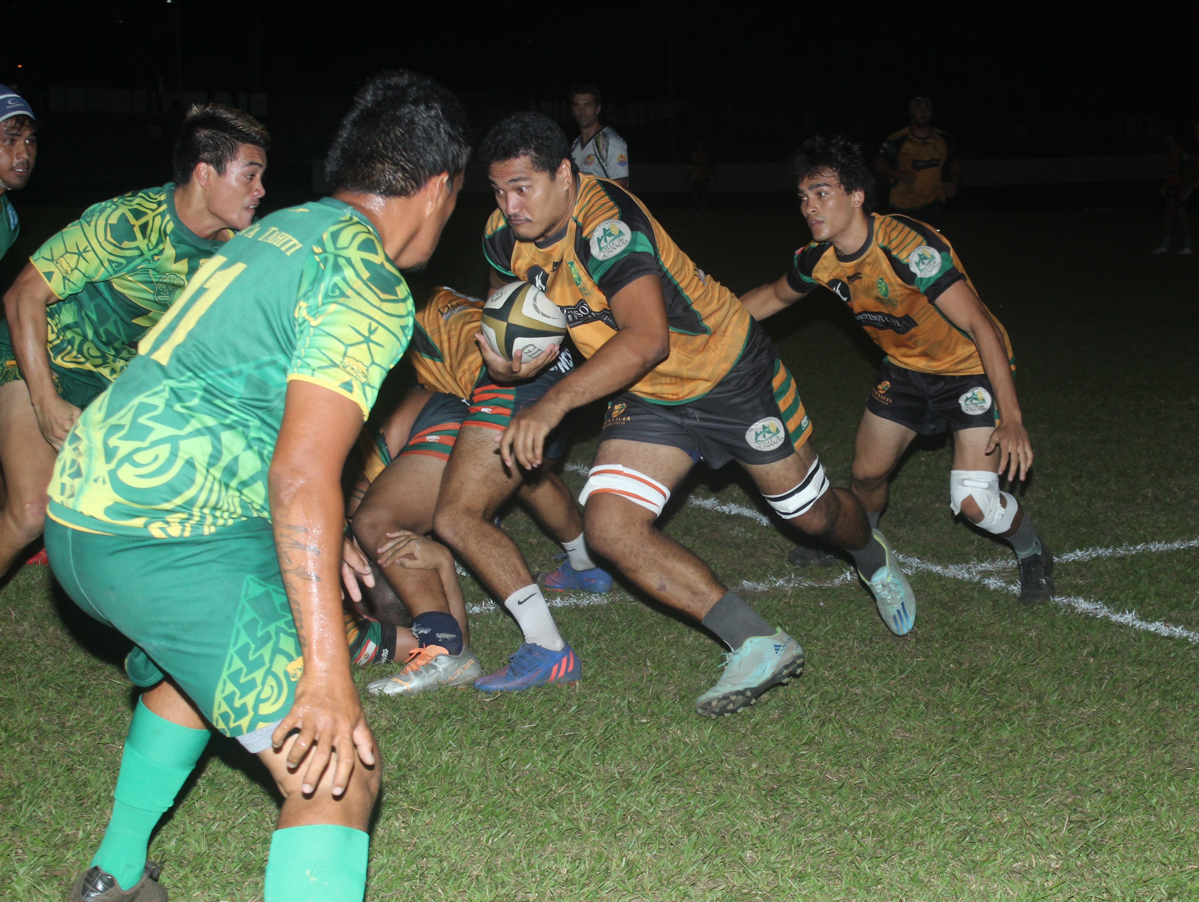 Punaauia menait 7-6 à la mi-temps contre Faa’a lorsque l’arbitre Cédric Balland (en arrière-plan) a arrêté le match victime à priori d’une crise d’appendicite.