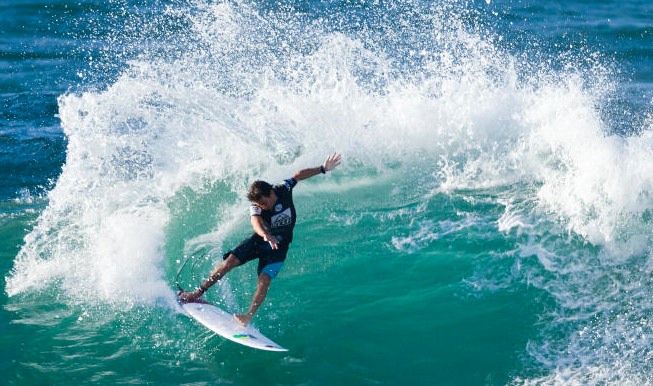 Surf International : Jérémy Florès bataille dans le WQS pour espérer rester dans le WCT en 2015.