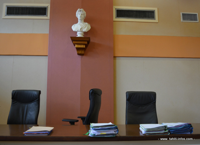 La petite salle d'audience du tribunal de Papeete.