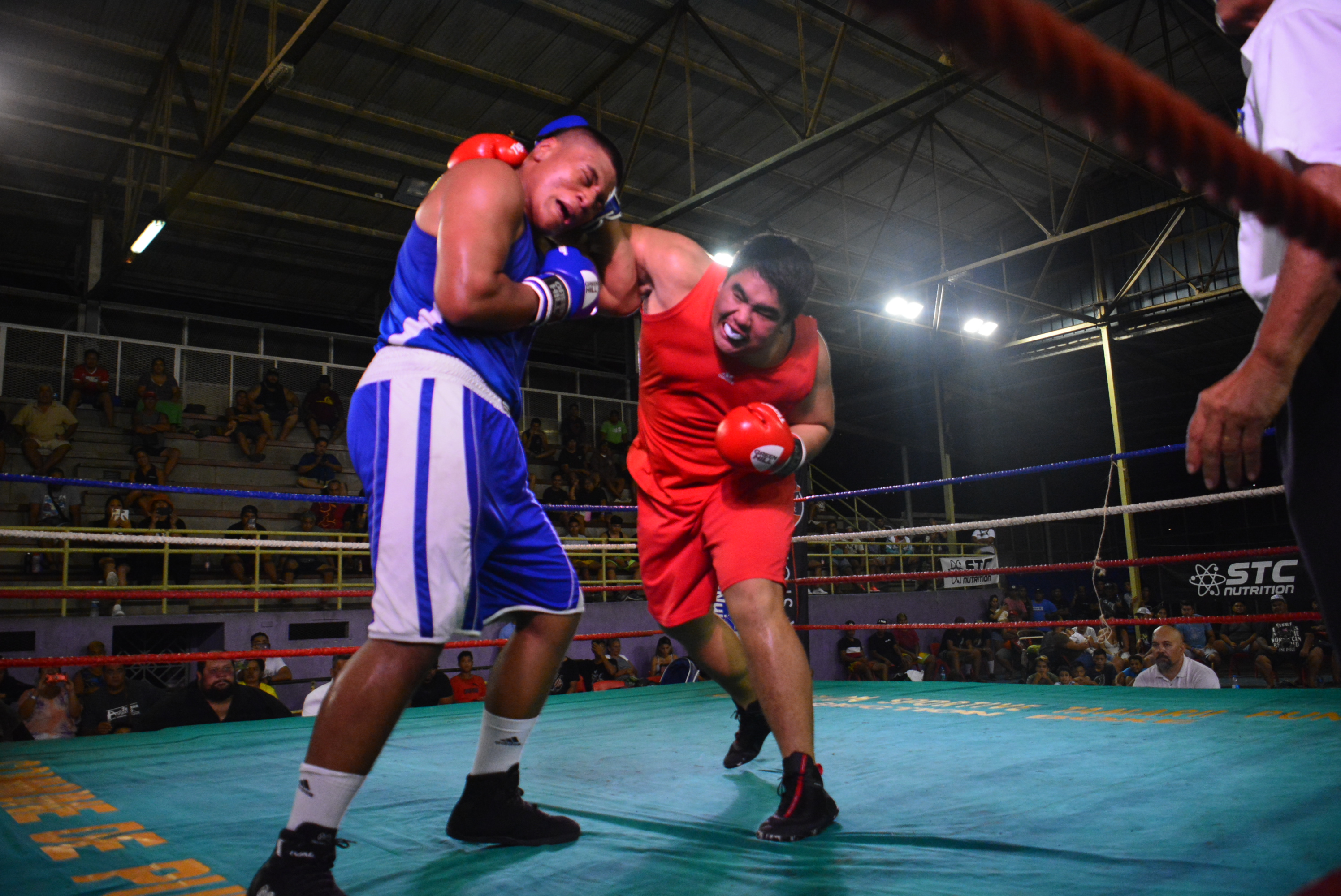 Yohan Vairaa (en rouge) a eu du mal à cadrer son adversaire kiwi, Elias Louie Taufa, dans la finale des super lourds.