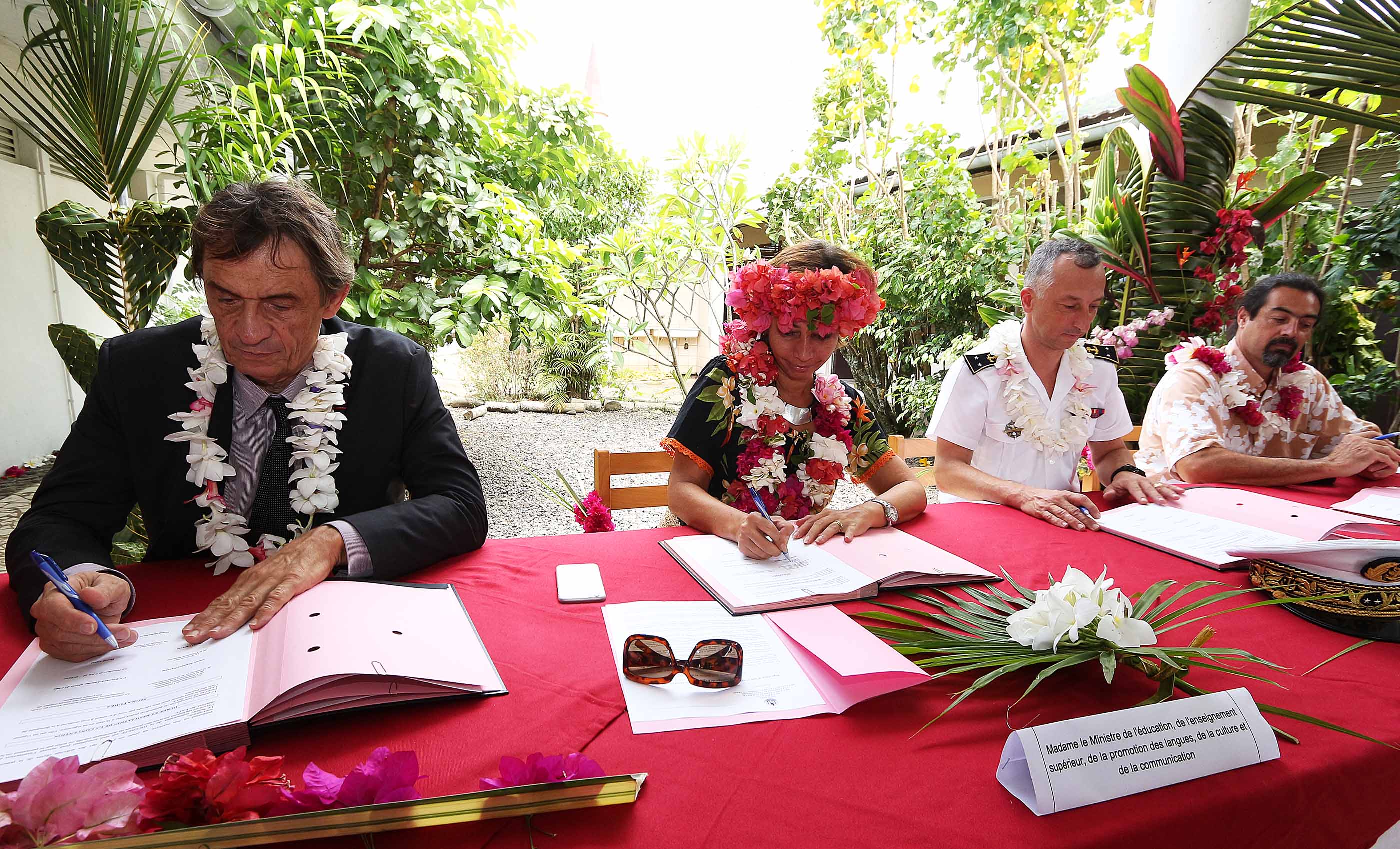 La ministre Nicole Sanquer, l’amiral Bernard-Antoine Morio De L’isle, le Vice-recteur, Pascal Charvet lors de la signature de la convention pour la création d'une classe de défense et de sécurité globale au collège de Papara, ce jeudi