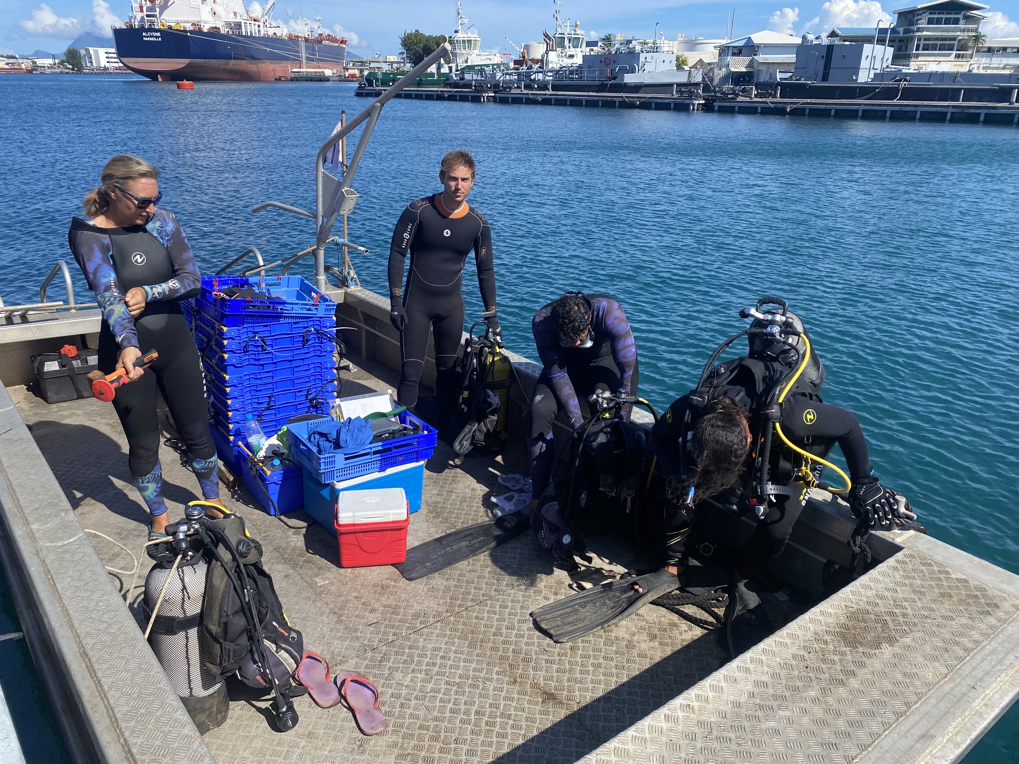 Fanny Seguin et l'équipe de Pacific Ocean Scuba Services qui se préparent pour la plongée. Crédit photo : Thibault Segalard.
