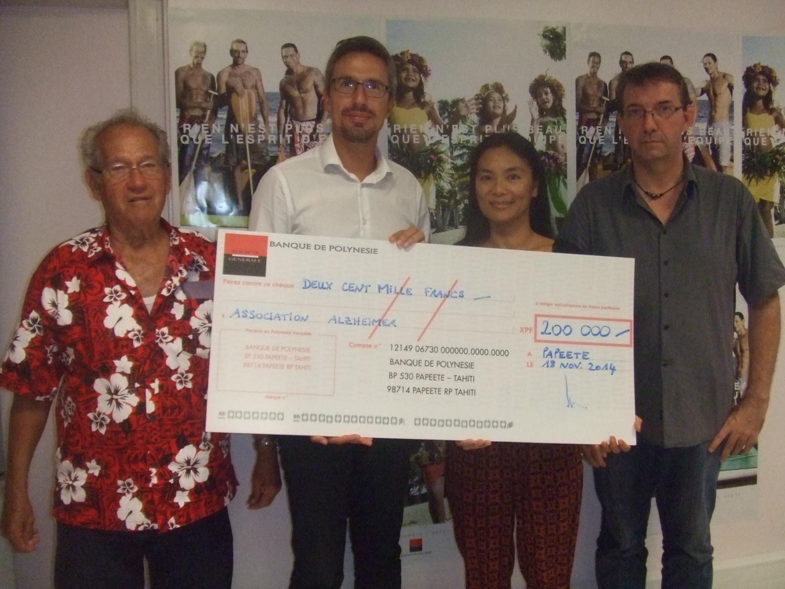 Philippe Kasztelan, Directeur Commercial de la Banque de Polynésie, remet le chèque à Jacqueline Lionet, Vice-Présidente de l’AAMAPF.