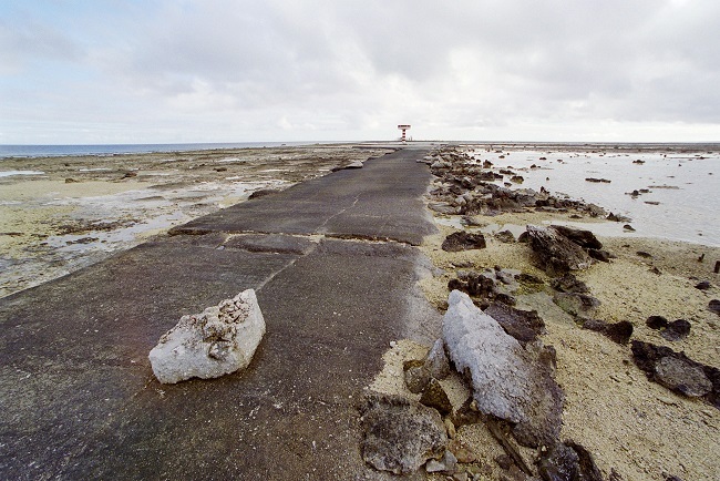Une route sur l'atoll de Moruroa.