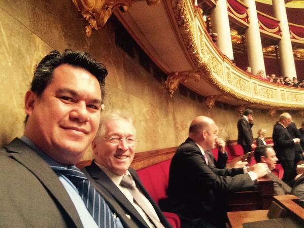 Jean-Paul Tuaiva dans l'hémicycle de l'Asssemblée nationale