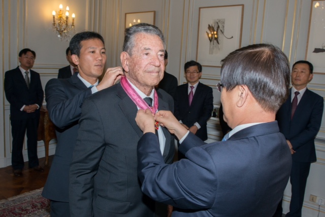 L'ancien consul de Corée en Polynésie française Bernard Baudry honoré