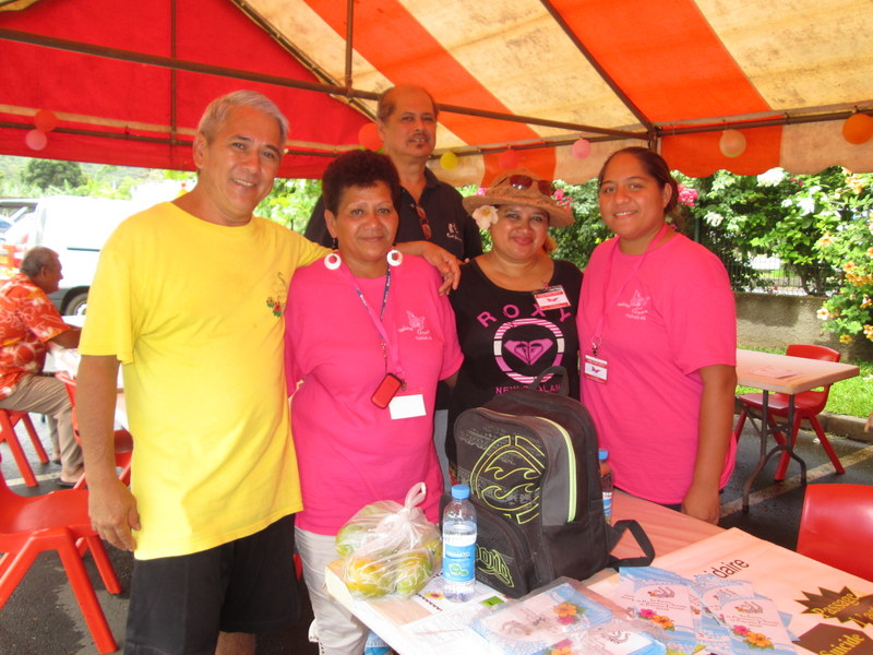 Marie-Noelle Epetahui, en compagnie des membre de l'association "SOS Suicide".