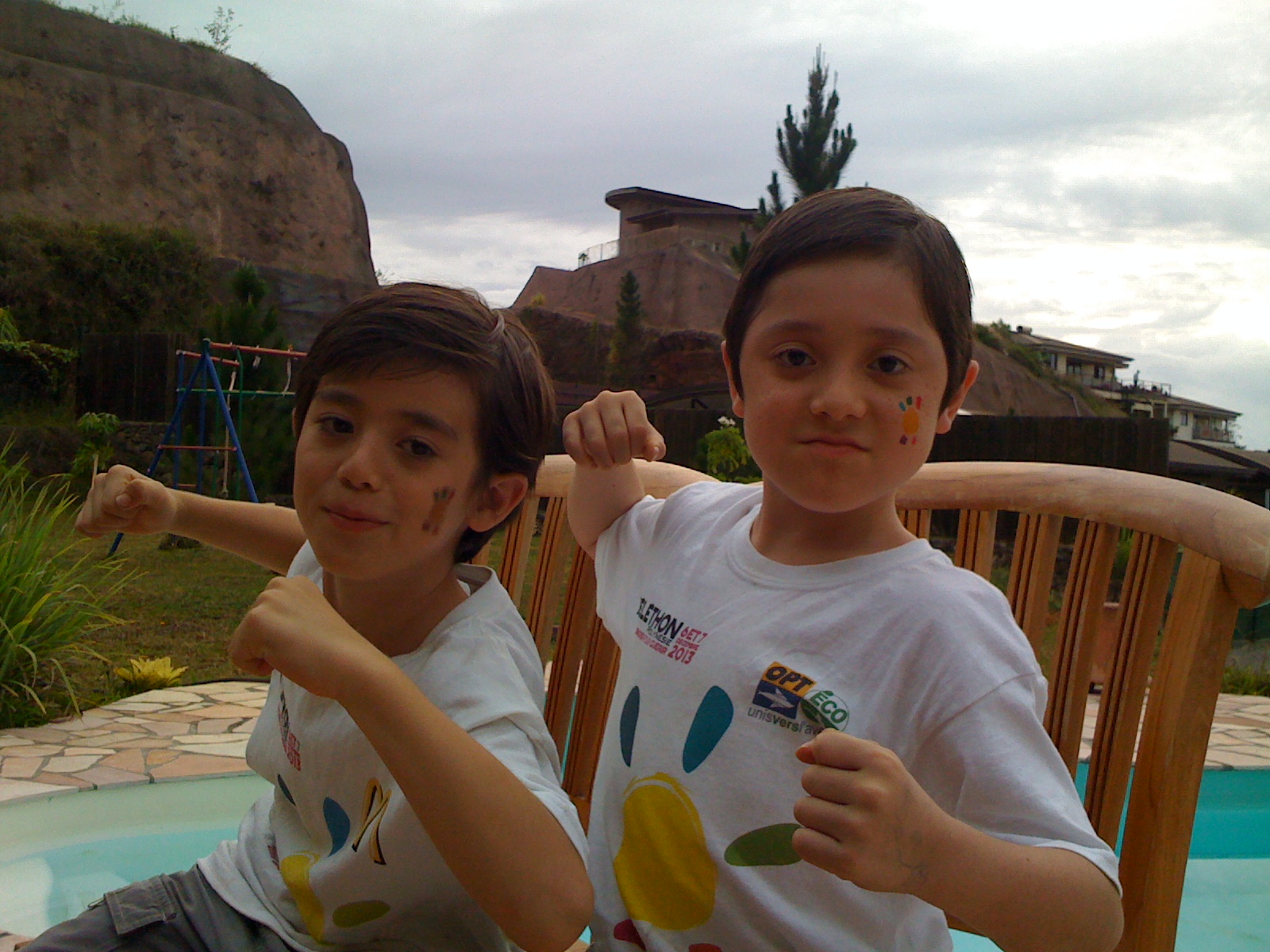 Elouan et son petit frère qui lui n'a pas été touché par la maladie