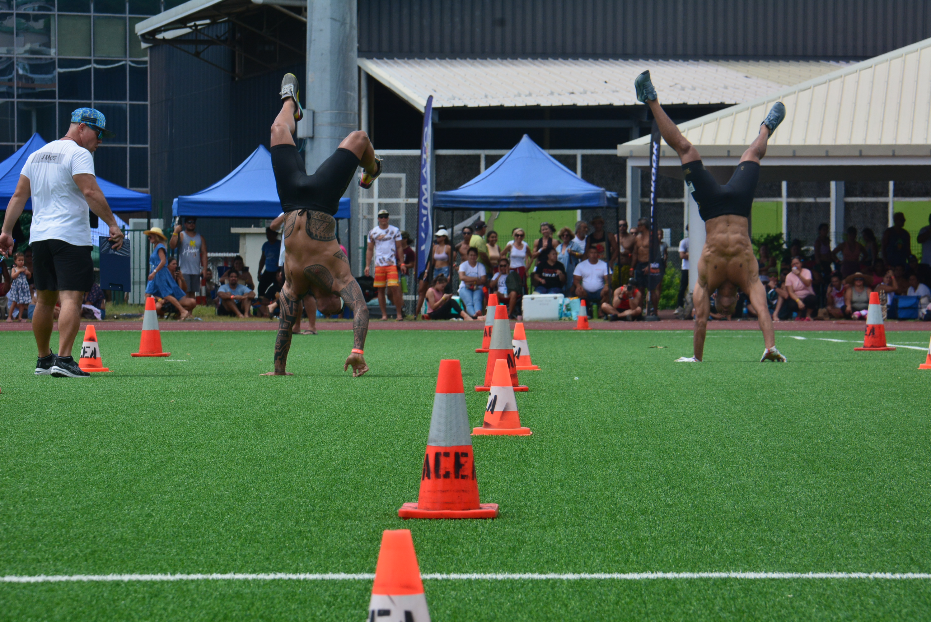 Du "handstand walk" sur une pelouse brulante au stade Willy Bambridge.
