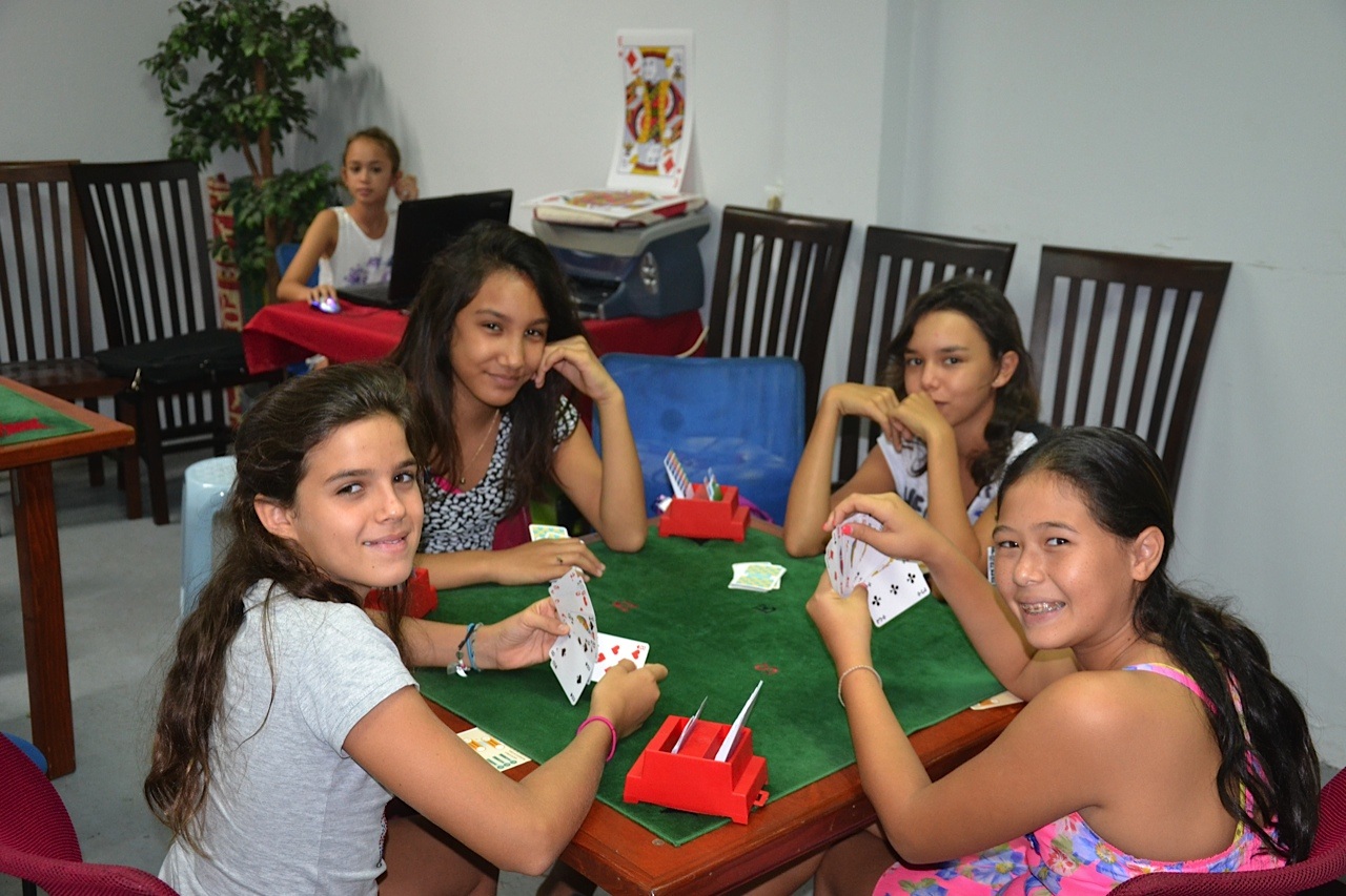 Bridge entre amis ou à l’école : la Banque de Polynésie soutient les clubs polynésiens