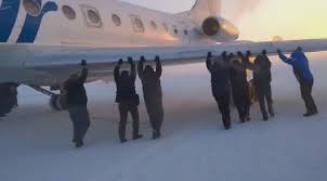 Russie: des passagers poussent leur avion gelé pour l'aider à décoller