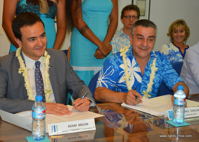 Adam Bruun, chef du bureau du Pacifique de la Banque européenne d'investissement (BEI) et Patrice Tépélian, directeur général de la Banque de Tahiti signent ce partenariat d'aide à l'investissement des entreprises polynésiennes.