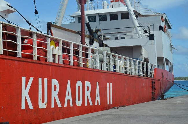 Le Kura Ora II début novembre à quai à Hao.