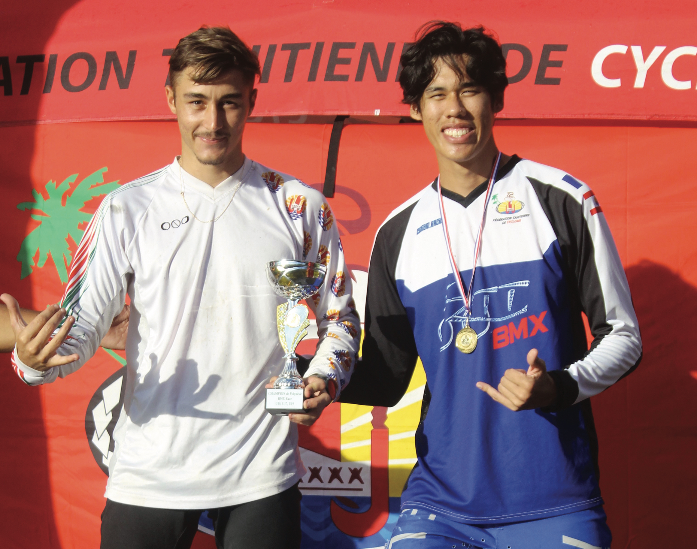 Théo Roche (à gauche) a remporté le titre de champion de Polynésie en seniors devant Jason Chonfont. Tous deux participeront aux Championnats de France.