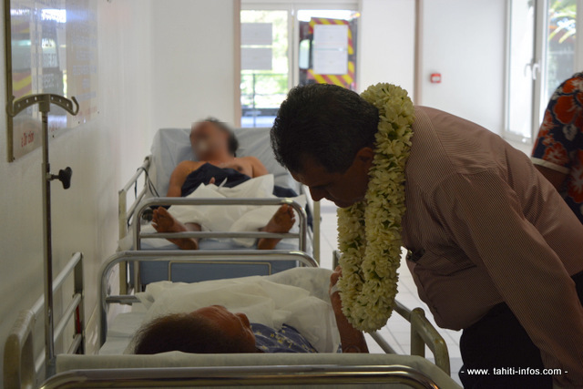 Le président Edouard Fritch avec des malades accueillis aux urgences du CHPF ce vendredi matin.