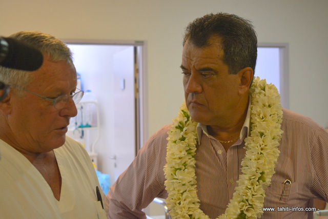 Le docteur Fabrice Jeannette, chef du services des urgences du CHPF avec Edouard Fritch, le président du Pays.
