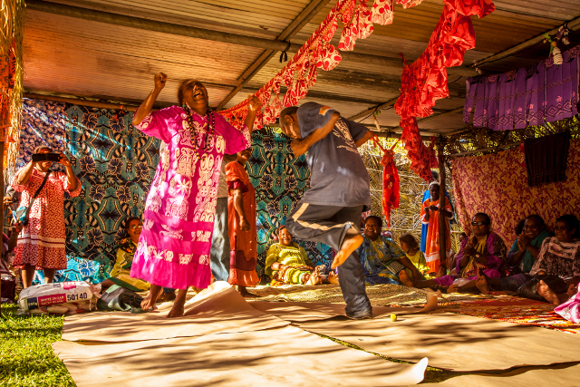 Photographie © Sébastien Lebègue  La coutume Kanak est une notion très large. Représentant à la fois la société, les rites, les gestes et les paroles, c'est avant tout le mode de vie de chaque individu.