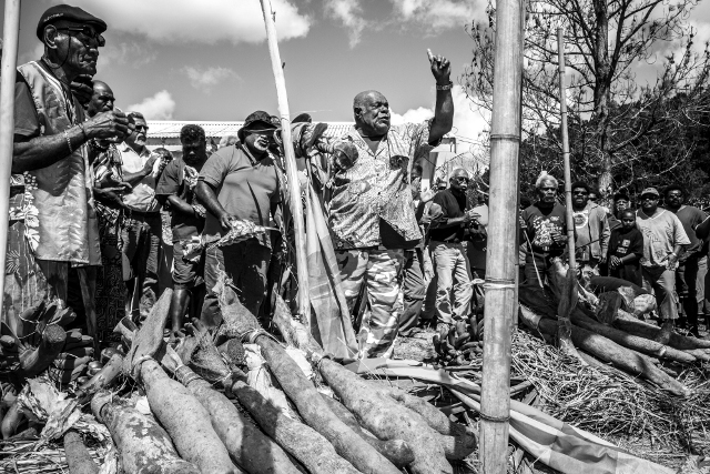 IMG_5666 Photographie © Sébastien Lebègue La coutume est associée à une notion de lignée patriarcale pour la terre et le nom, et matriarcale par le sang et la vie. Elle est liée à la nature, aux saisons et la culture de l’igname, met en avant Sébastien Lebègue.