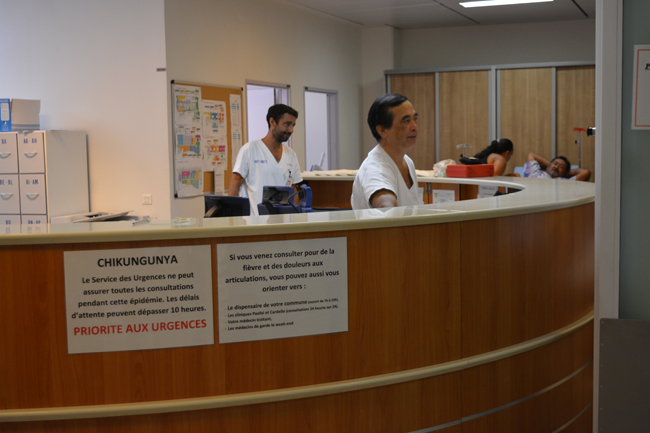 A l'accueil des urgences au CHPF, un avertissement à l'égard des personnes qui viennent pour des cas suspects de chikungunya signifiant que les véritables situations d'urgence ont la priorité.