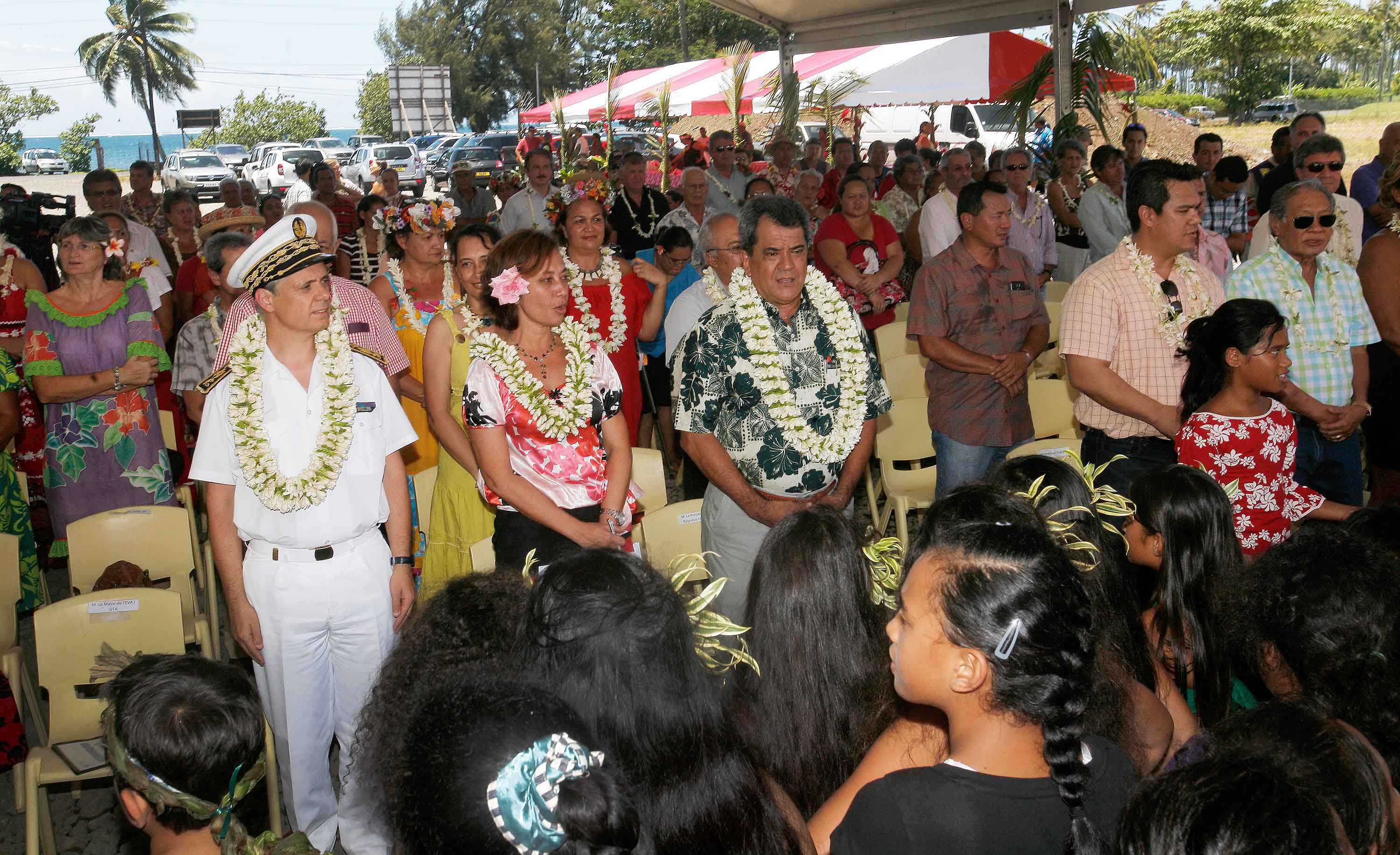 Beaucoup de monde pour cette nouvelle première pierre du collège de Teva i Uta.