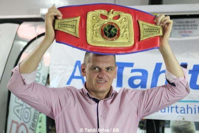 Zoltan Petranyi lors de la pesée