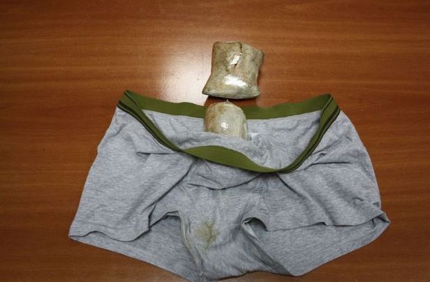 La mule avait caché l'ice dans son slip.