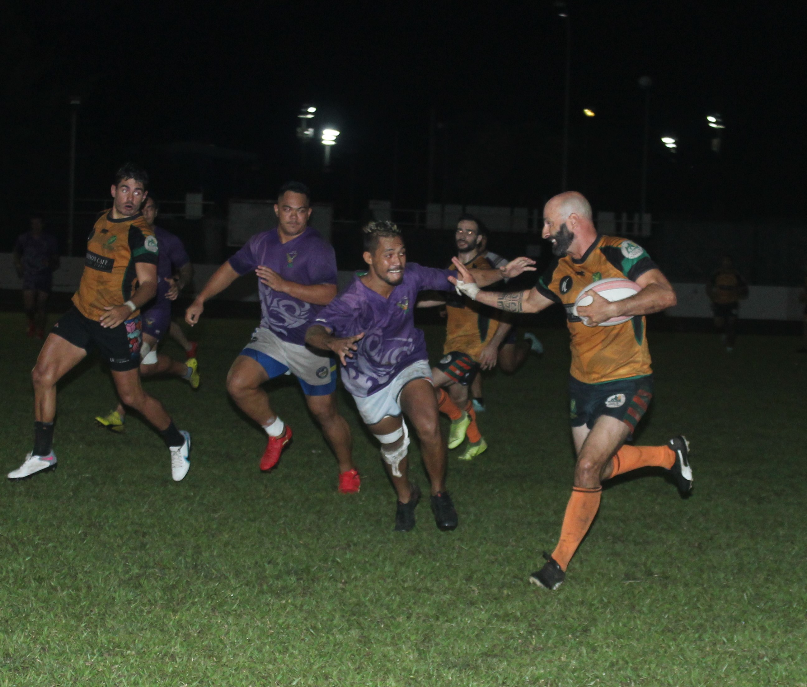 Les deux équipes ont cherché à produire du jeu à l’image de François Duval (ballon en main) auteur d’un essai pour Punaauia.