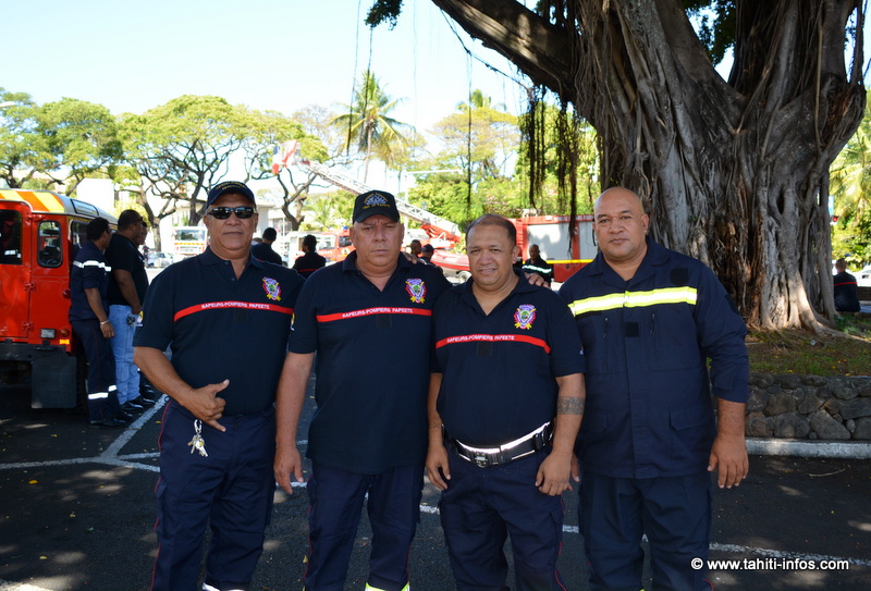 Léonard Tauru, Frédéric Nena, John Marae et Raymond Maruaitu s'apprêtent à recevoir une médaille d'honneur. Deux autres pompiers auront aussi cet honneur : Hugues Meuel et Patrick Vairaaroa.